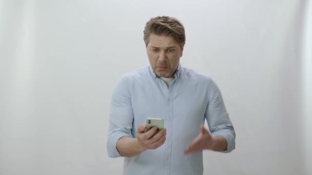 Nešťastný Naštvaný Muž Otrávený Tím Vidí Smartphonu Rozzlobený Překvapený Muž — Stock video