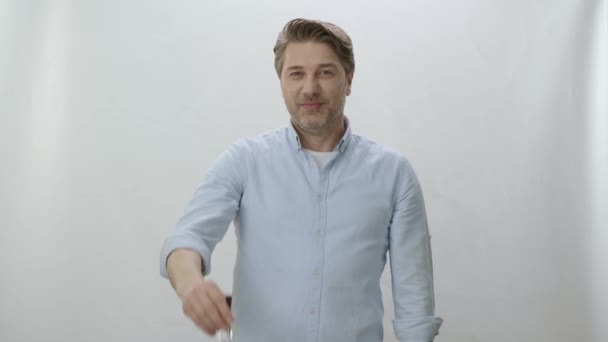 Opgewonden Jongeman Met Sleutel Van Zijn Nieuwe Auto Geïsoleerd Witte — Stockvideo