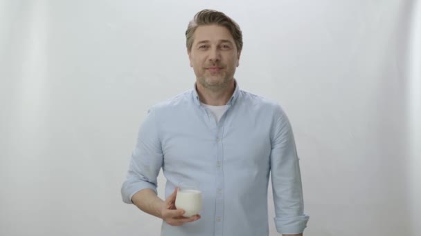Gülümseyen Beyaz Bir Adam Beyaz Stüdyo Arka Planında Izole Edilmiş — Stok video