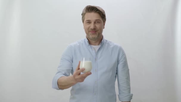 카메라를 우유나 버터밀크를 마시는 음료가 좋다는 — 비디오