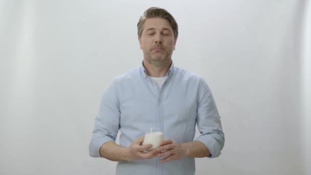 카메라를 우유나 버터밀크를 마시는 음료가 좋다는 — 비디오
