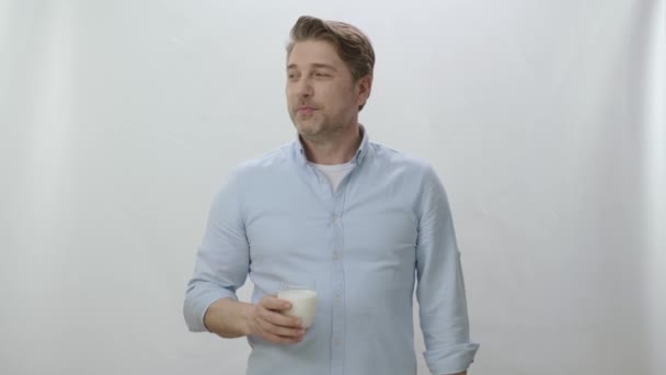 Młody Człowiek Szklanką Mleka Białym Tle Facet Pokazuje Picie Mleka — Wideo stockowe