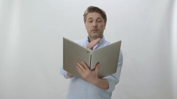 Man Die Zijn Laptop Vasthoudt Als Een Boek Geïsoleerd Een — Stockvideo
