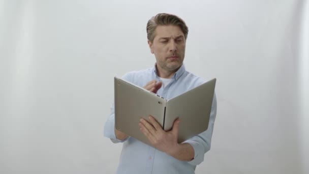 Egy Férfi Aki Úgy Tartja Laptopját Mint Egy Könyvet Elszigetelve — Stock videók
