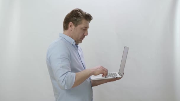 ビジネスマンがタブレットPcを操作してる タブレットコンピュータで作業しながら 笑顔でカメラを見て勤勉なビジネスマン 自信に満ちた成功した実業家の肖像 — ストック動画