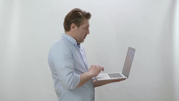 Zakenman Werkt Aan Tablet Computer Hand Lachende Hardwerkende Zakenman Doet — Stockvideo