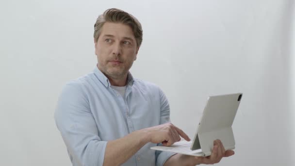 Zakenman Werkt Aan Tablet Computer Hand Hardwerkende Zakenman Praat Met — Stockvideo