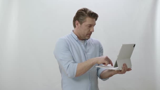 Adamı Elinde Tablet Bilgisayarla Çalışıyor Çalışkan Adamı Tablet Bilgisayarı Tutarken — Stok video