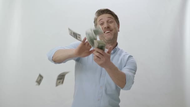 Unge Man Räknar Sina Dollar Och Kastar Dem Luften Vinn — Stockvideo