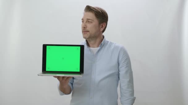 Retrato Personagem Empresário Feliz Segurando Laptop Com Tela Verde Empresário — Vídeo de Stock