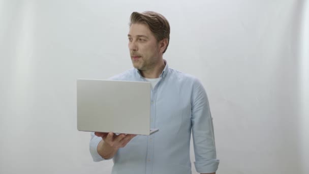白い背景にノートパソコンのキーボードに電子メールまたはメッセージを入力し チャット ショッピング オンラインで作業します スクリーンの右側にある空白の広告スペースと話すラップトップで作業している男 — ストック動画