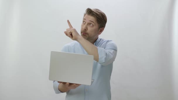 白い背景にノートパソコンのキーボードに電子メールやメッセージを入力します チャット ショッピング オンラインで作業 コンピュータで作業する男の肖像画 これは 画面の右側と左側に空の広告スペースを示しています — ストック動画