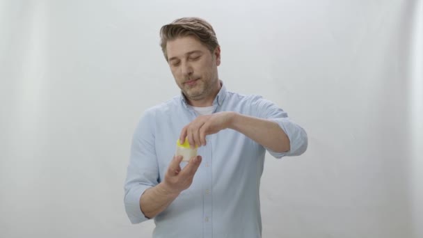 Hålla Förpackning Hudkräm Manliga Händer Isolerad Vit Bakgrund Mannen Öppnar — Stockvideo