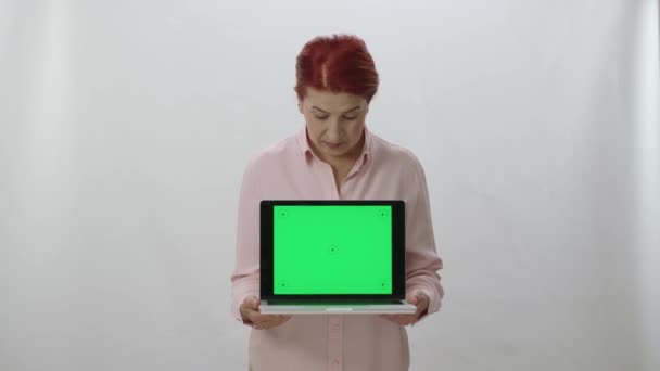 Retrato Personagem Empresária Feliz Segurando Laptop Com Tela Verde Trabalhador — Vídeo de Stock