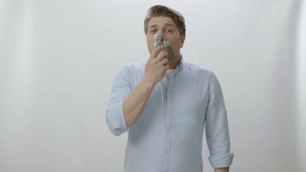 Joven Sosteniendo Nebulizador Enmascarado Inhala Medicina Del Humo Sus Pulmones — Vídeo de stock