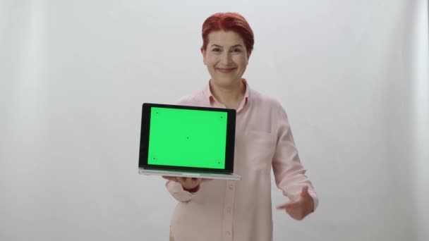Mutlu Kadınının Portresi Elinde Yeşil Ekranla Ekranı Işaret Ediyor Çalışkan — Stok video