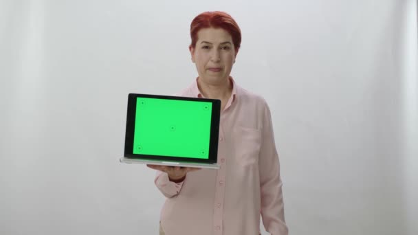 Karakterportret Van Een Gelukkige Zakenvrouw Met Een Laptop Met Groen — Stockvideo