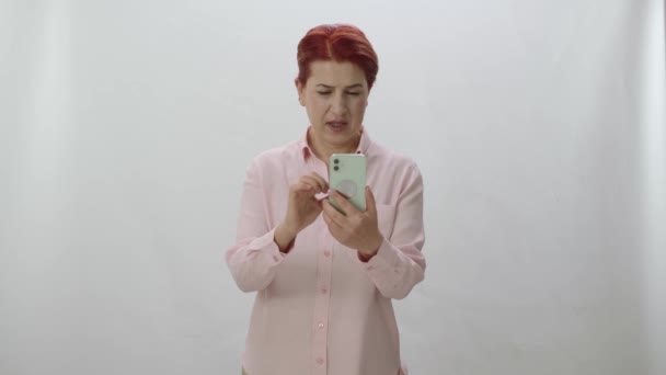 Una Mujer Pelirroja Pasa Tiempo Internet Con Teléfono Inteligente Fondo — Vídeo de stock
