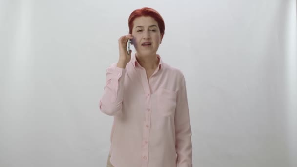 Ευτυχισμένη Και Γελαστή Κοκκινομάλλα Που Μιλάει Στο Τηλέφωνο Απομονωμένη Λευκό — Αρχείο Βίντεο