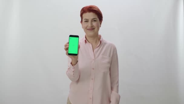Zrzka Žena Ukazuje Smartphone Zelenou Obrazovkou Bílém Pozadí Hráč Žena — Stock video