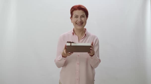 Femeie Fericită Care Cadou Femeia Scutură Cutia Pentru Vedea Este — Videoclip de stoc