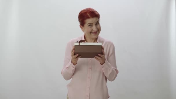 Ευτυχισμένη Γυναίκα Που Κρατάει Ένα Δώρο Γυναίκα Ήταν Περίεργη Για — Αρχείο Βίντεο