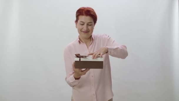Šťastná Žena Držící Dar Žena Třese Krabicí Aby Viděla Uvnitř — Stock video