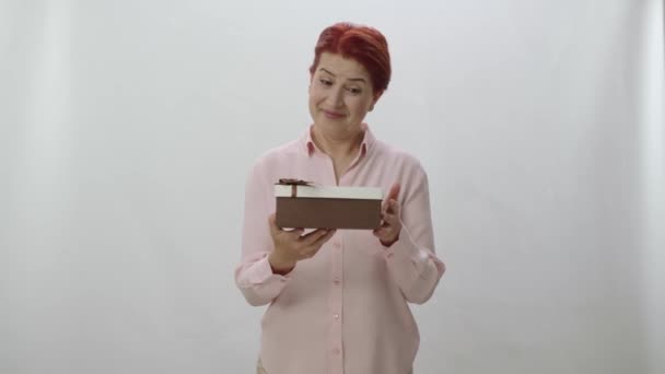 Ευτυχισμένη Γυναίκα Που Κρατάει Ένα Δώρο Γυναίκα Κουνάει Κουτί Για — Αρχείο Βίντεο