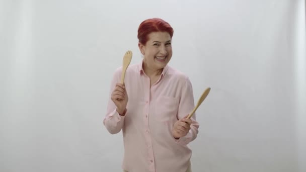 Zrzavá Žena Tančící Dřevěnými Lžícemi Vařícími Bílém Pozadí Zábavná Žena — Stock video