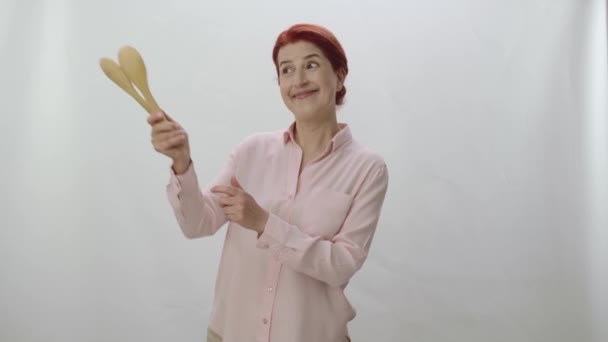 女人拿着一个木制勺子 在屏幕左边展示广告空间 擦掉左边的手势你可以把你想要的东西放在女人指向的白色背景上 — 图库视频影像