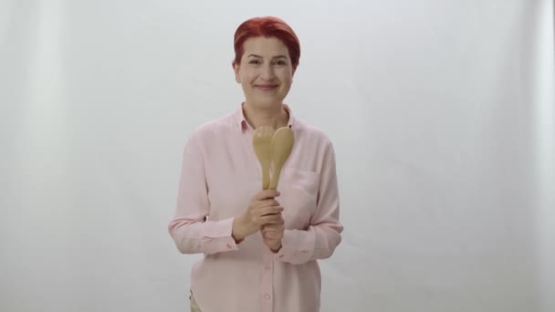 Kobieta Drewnianą Łyżką Ręku Wskazująca Przestrzeń Reklamową Prawej Stronie Ekranu — Wideo stockowe