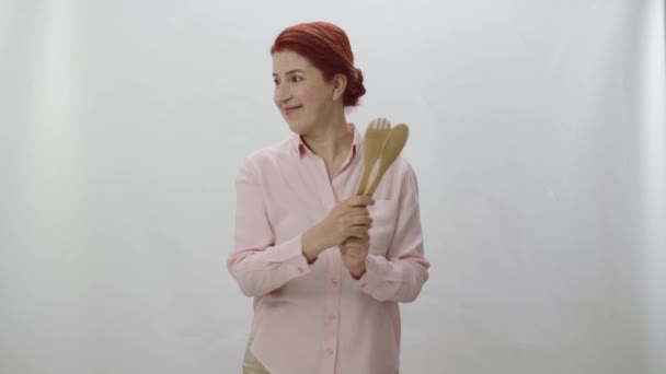 Une Femme Parlant Coin Écran Avec Des Cuillères Bois Dans — Video
