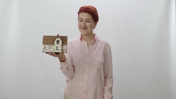 Retrato Personaje Mujer Pelirroja Sosteniendo Modelo Casa Recién Comprada Alquilada — Vídeo de stock