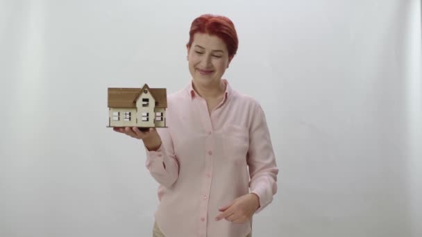 Retrato Personagem Mulher Ruiva Segurando Modelo Sua Casa Recém Comprada — Vídeo de Stock