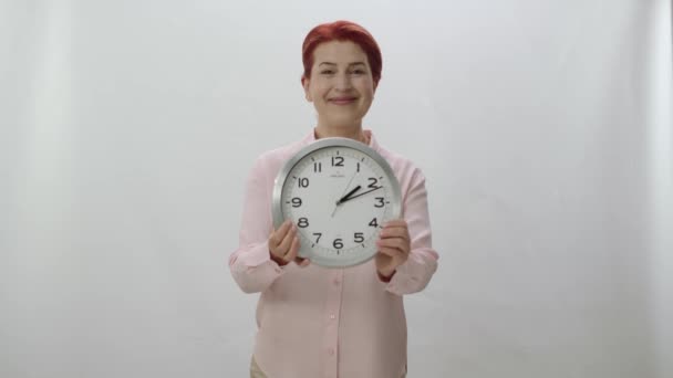 Portret Młodej Kobiety Trzymającej Duży Zegar Ścienny Kobieta Pokazuje Czas — Wideo stockowe