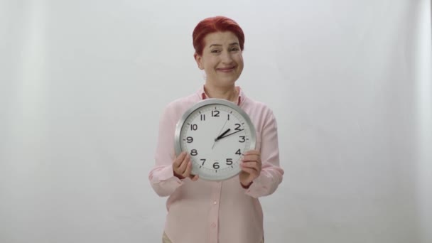 Personaje Retrato Mujer Joven Sosteniendo Gran Reloj Pared Mujer Muestra — Vídeos de Stock