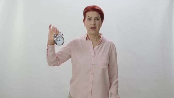 Karakterportret Van Een Vrouw Met Een Kleine Bureauklok Vrouw Laat — Stockvideo