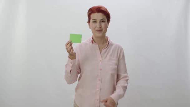 Studio Portrét Rusovlasé Ženy Bílém Pozadí Žena Ukazuje Produkt Ukazující — Stock video
