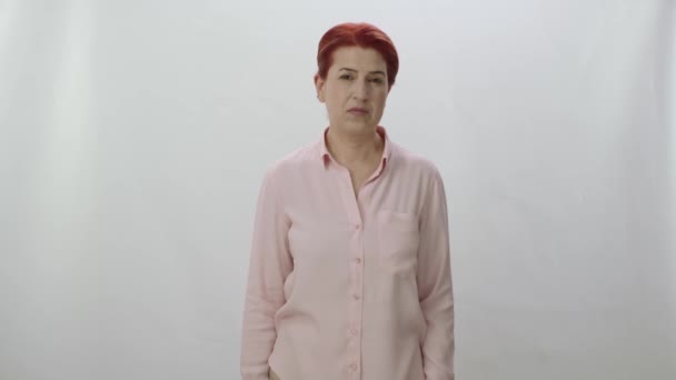 Vacker Rödhårig Kvinna Tittar Kameran Ledsen Över Vad Hon Såg — Stockvideo