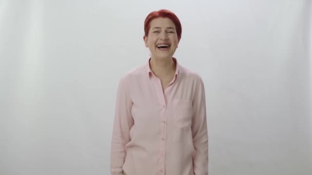 Hübsche Junge Frau Die Glücklich Die Kamera Lächelt Schöne Rothaarige — Stockvideo