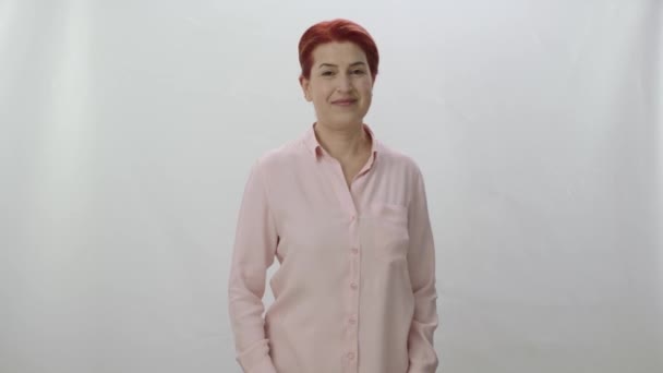 Een Roodharige Vrouw Die Met Twee Vingers Wijst Naar Advertentieruimte — Stockvideo