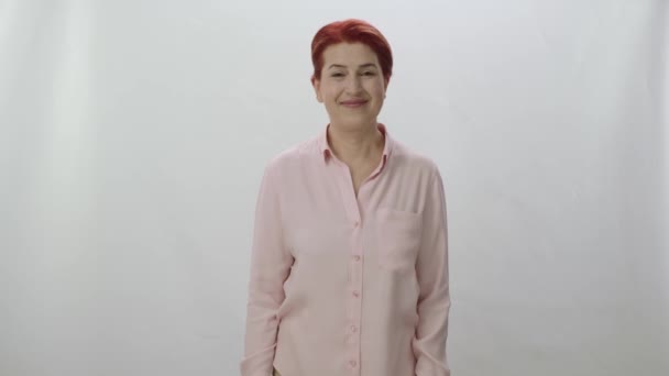 Una Donna Rossa Che Punta Con Due Dita Spazio Pubblicitario — Video Stock