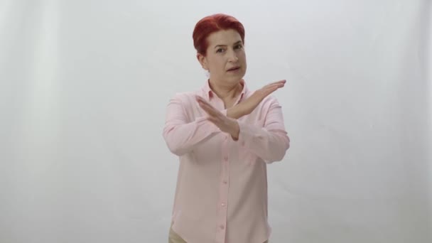Ritratto Isolato Donna Affari Sorridente Con Braccia Incrociate Sfondo Bianco — Video Stock