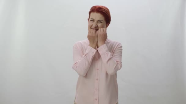 Stresset Stinkende Kvinde Spiser Sine Negle Isoleret Hvid Baggrund Rødhåret – Stock-video