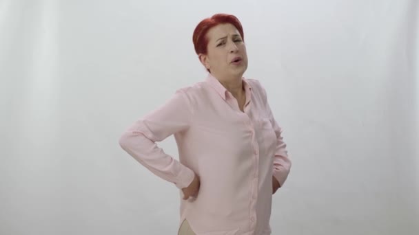Retrato Carácter Una Mujer Que Sufre Dolor Espalda Dolores Musculares — Vídeo de stock
