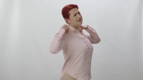 Retrato Personagem Uma Mulher Que Sofre Dor Nas Costas Dores — Vídeo de Stock