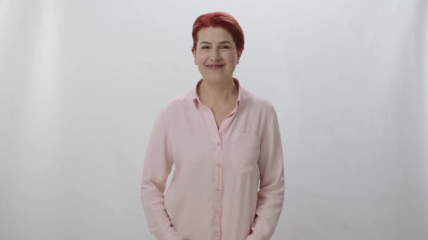 Retrato Personagem Uma Mulher Ruiva Preparando Para Falar Algo Endireitando — Vídeo de Stock