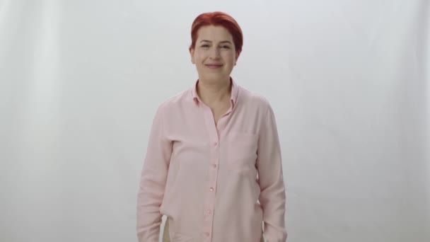 Karaktärsporträtt Rödhårig Kvinna Som Förbereder Sig För Att Tala Något — Stockvideo