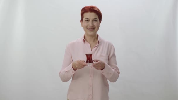 Charakteristický Portrét Zrzavé Ženy Která Ráda Pije Černý Nebo Zelený — Stock video