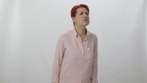 Odore Disgustoso Donna Rossa Inquieta Accigliata Puzza Orribile Disgustata Sfondo — Video Stock